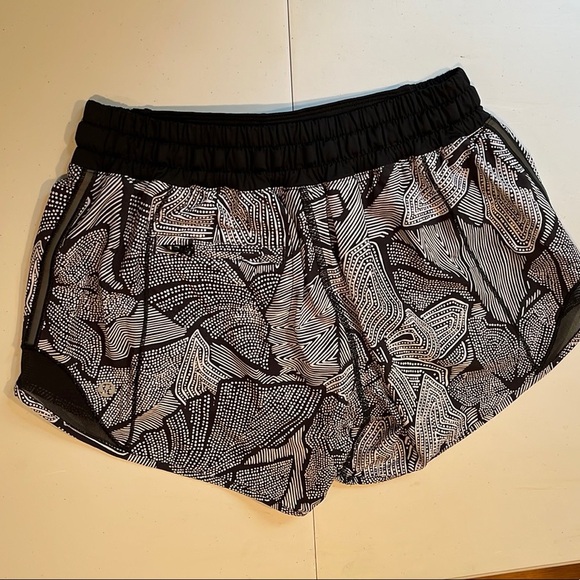 Lululemon Hotty Hot Long Dottie Tribe Black White Shorts. Size 4 - Picture 6 of 6
